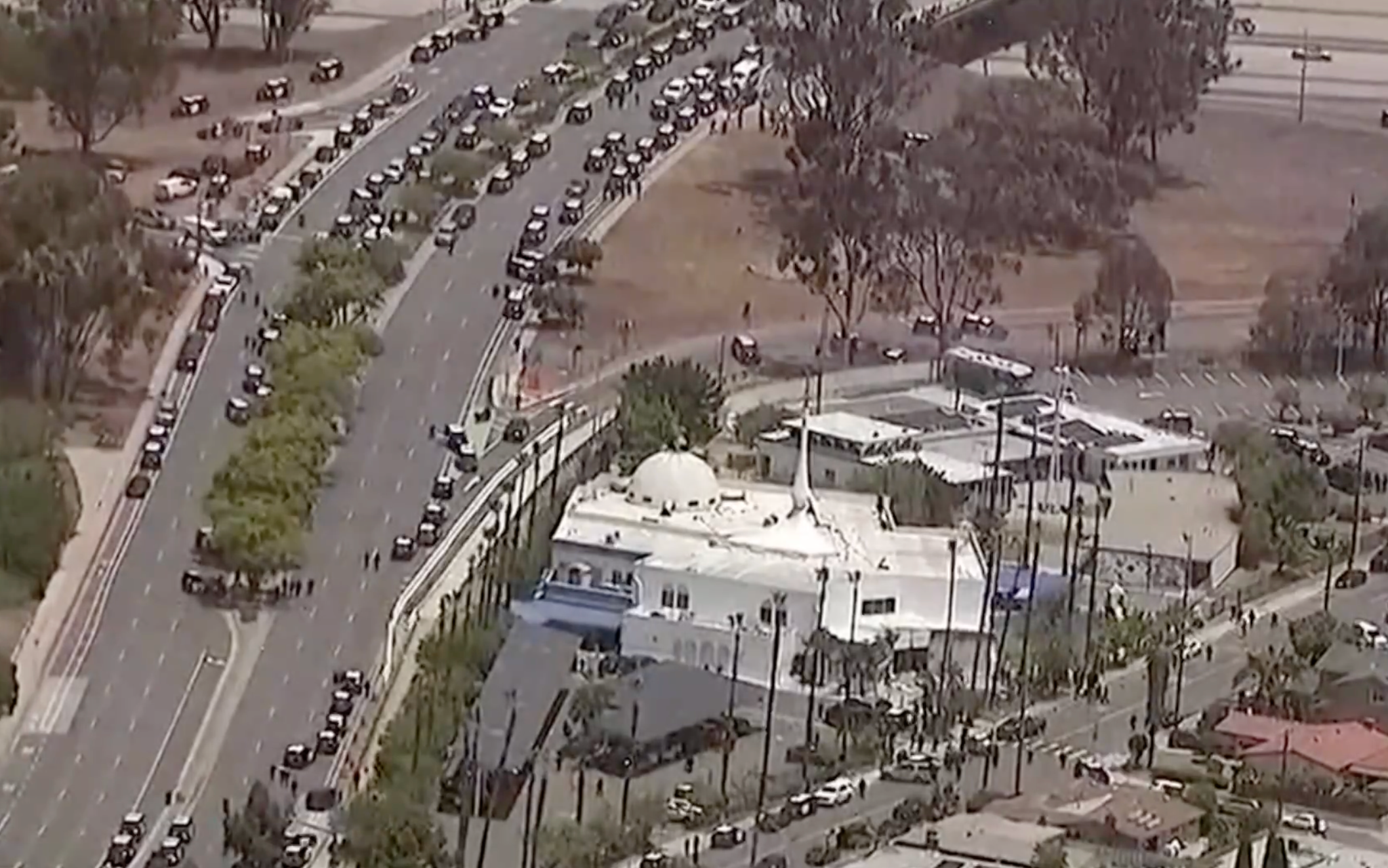 Las imágenes aéreas muestran decenas de vehículos policiales alineados a lo largo de una carretera cerca del centro islámico