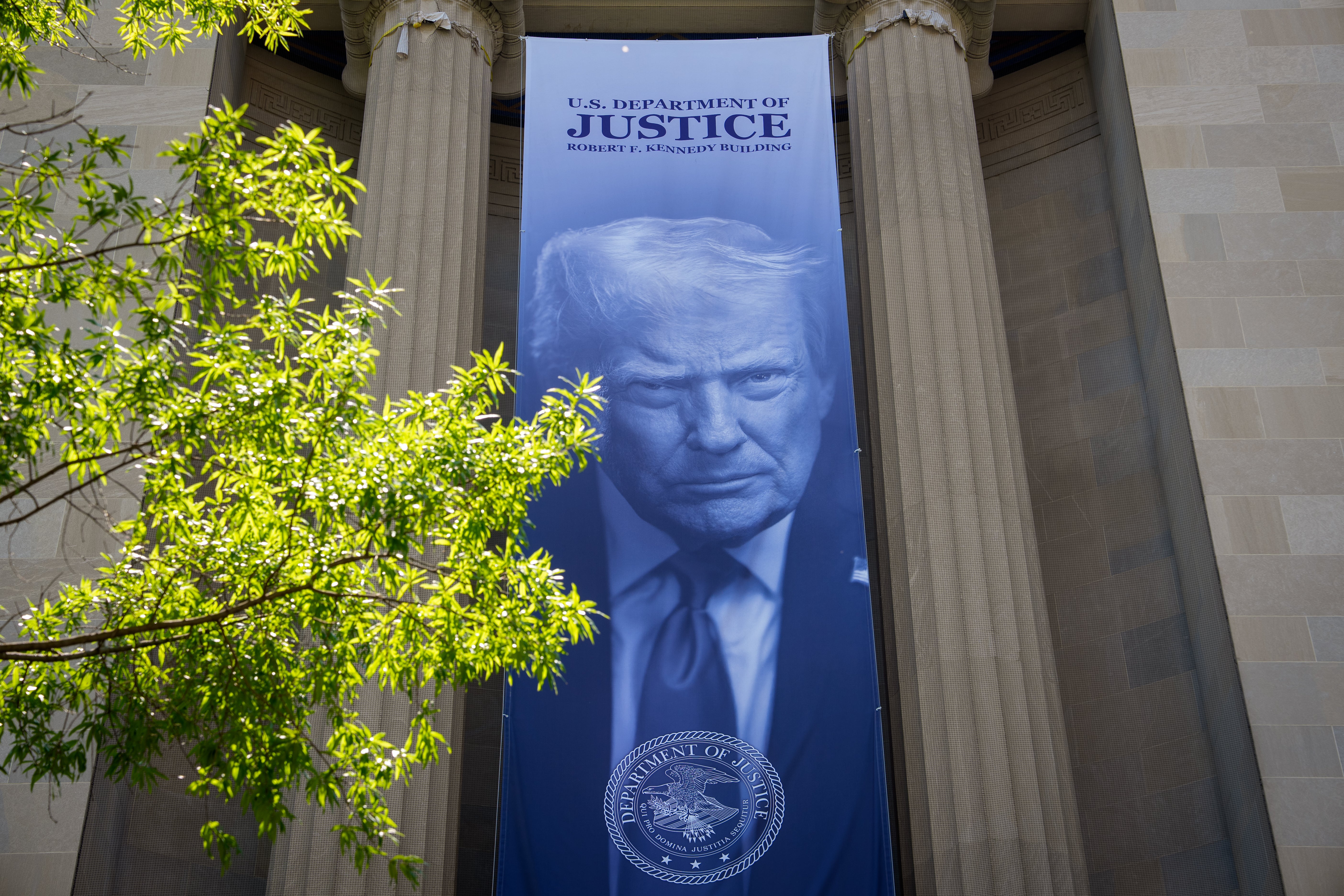 <p>El asesor jurídico principal del Departamento del Tesoro renunció el lunes después de que el Departamento de Justicia anunciara la creación de un fondo de 1.776 millones de dólares que podría permitir a aliados de Trump reclamar compensaciones financiadas con dinero público</p>