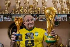 Artesano brasileño convierte la fiebre mundialista en réplicas del trofeo en Río
