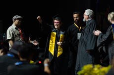 Billie Jean King recibe su licenciatura en Cal State Los Ángeles a los 82 años