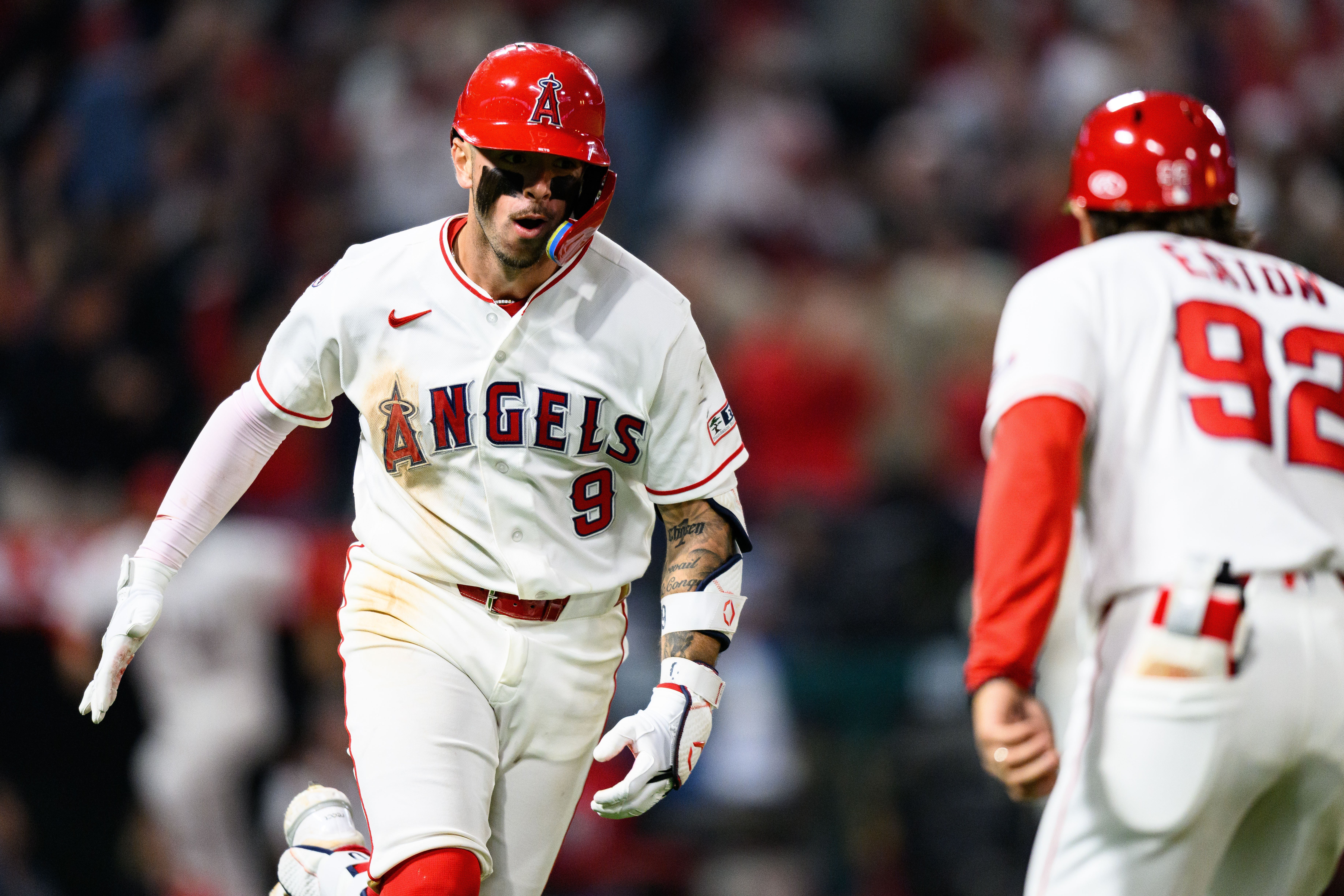 Ginn pierde juego sin hits en la 9na y Neto da triunfo 2-1 a Angelinos sobre Atléticos