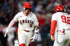 Ginn pierde juego sin hits en la 9na y Neto da triunfo 2-1 a Angelinos sobre Atléticos