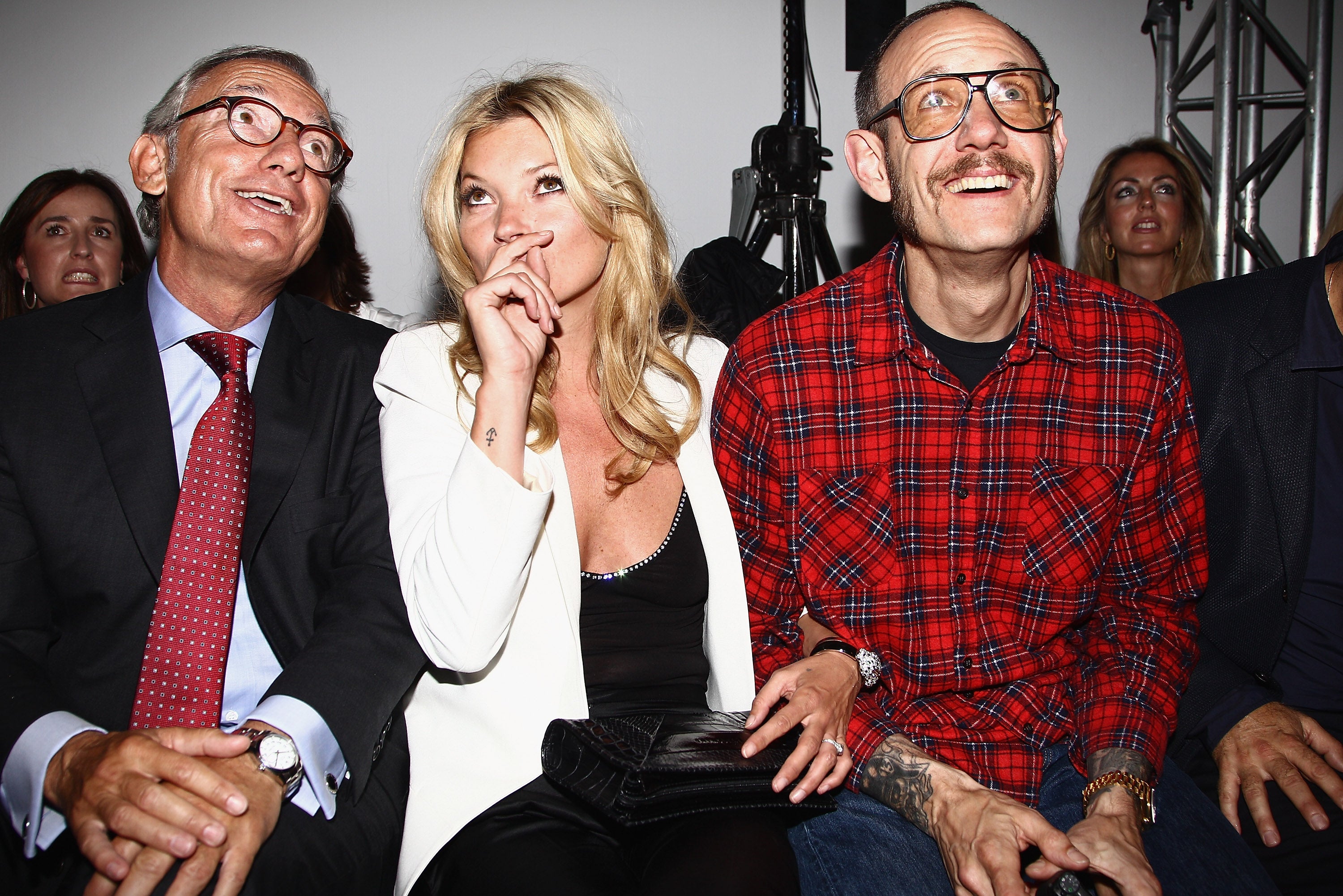 Isak Andic (izquierda), Kate Moss y Terry Richardson durante el lanzamiento de una colección de Mango en París en 2011