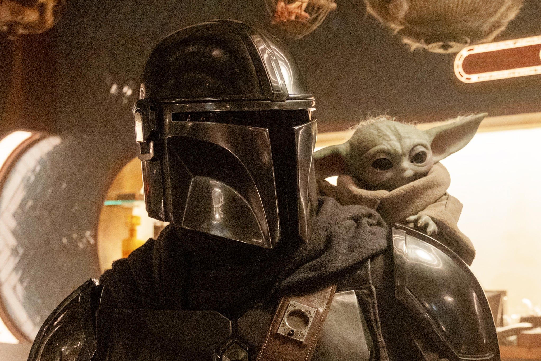 El Mandaloriano de Pedro Pascal, acompañado por su inseparable compañero alienígena Grogu, en la nueva película de ‘Star Wars’