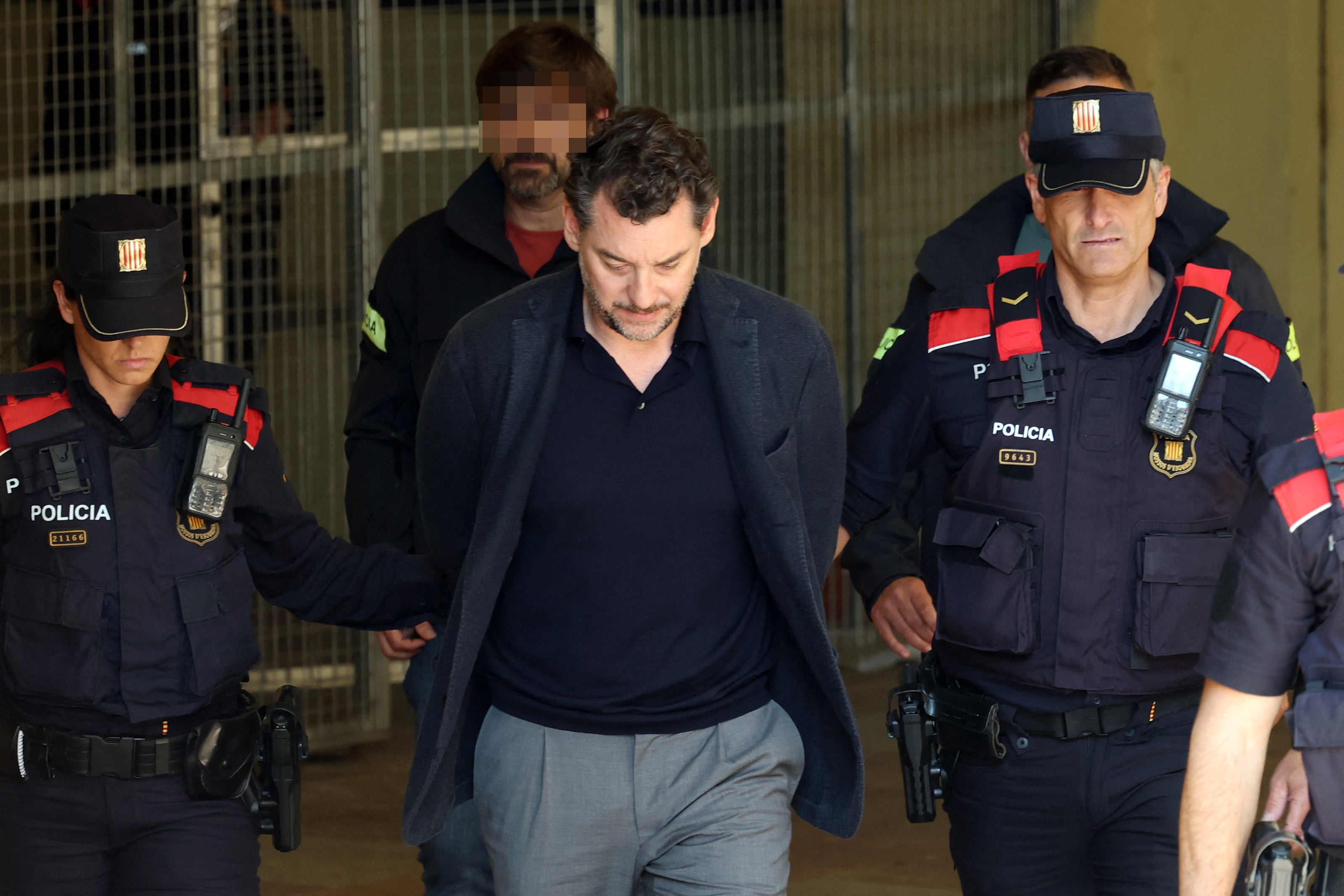 <p>Agentes de la policía regional catalana escoltan a Jonathan Andic, hijo de Isak Andic —fundador de la marca española Mango—, a su llegada a un tribunal en Martorell, cerca de Barcelona, tras su arresto el 19 de mayo de 2026</p>