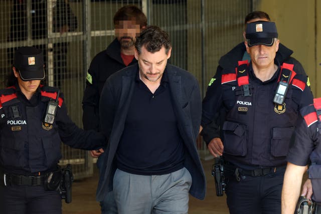 <p>Agentes de la policía regional catalana escoltan a Jonathan Andic, hijo de Isak Andic —fundador de la marca española Mango—, a su llegada a un tribunal en Martorell, cerca de Barcelona, tras su arresto el 19 de mayo de 2026</p>