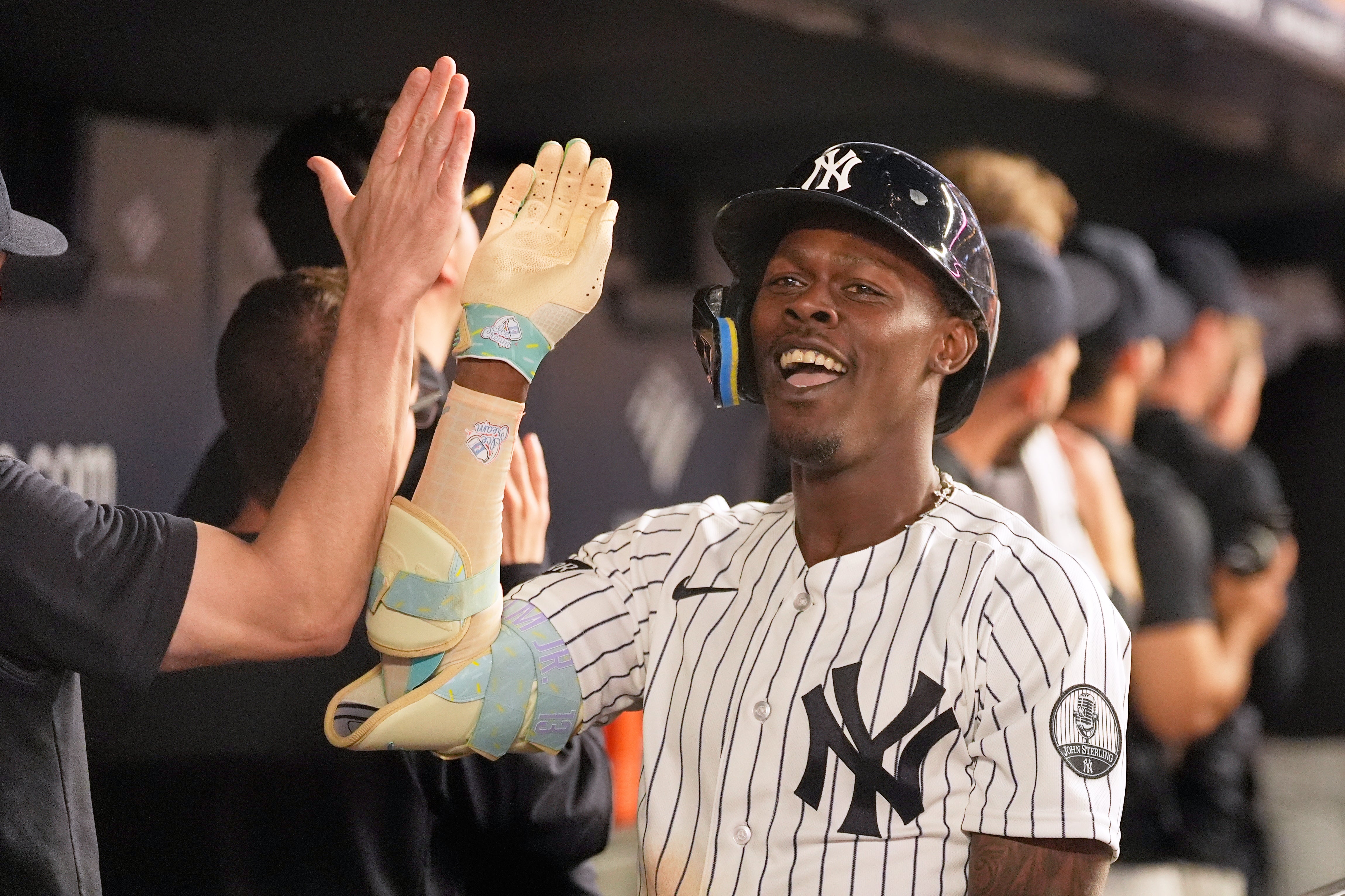 Estilo Jazz: Chisholm toma los pantalones de Stanton y el bate de Caballero para remontar