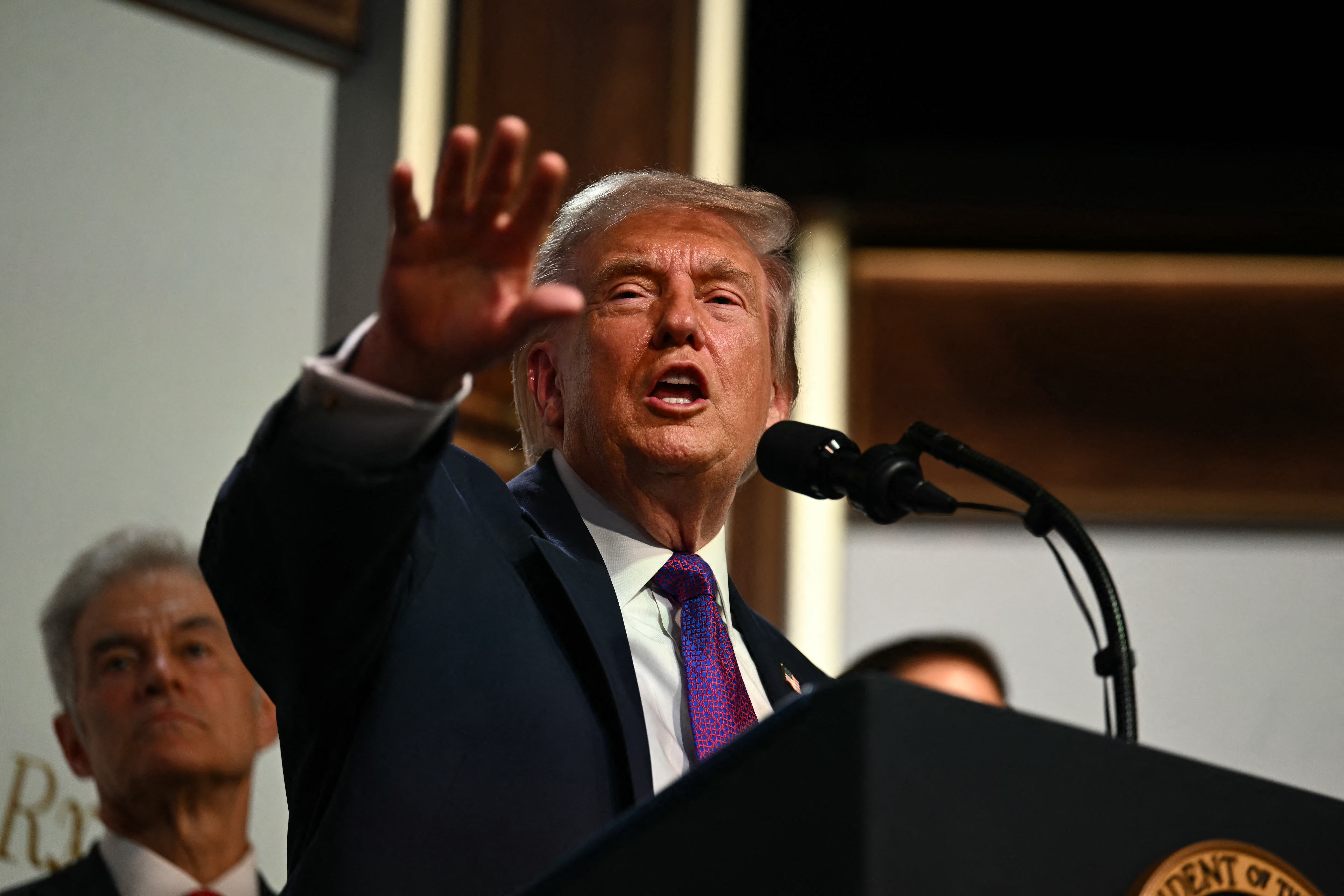 Trump sostiene desde hace tiempo que el gobierno de Biden utilizó al Departamento de Justicia para perseguir a determinadas personas, incluidos los acusados por el asalto al Capitolio del 6 de enero de 2021