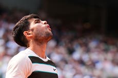 Carlos Alcaraz se retira de Wimbledon por lesión en la muñeca derecha