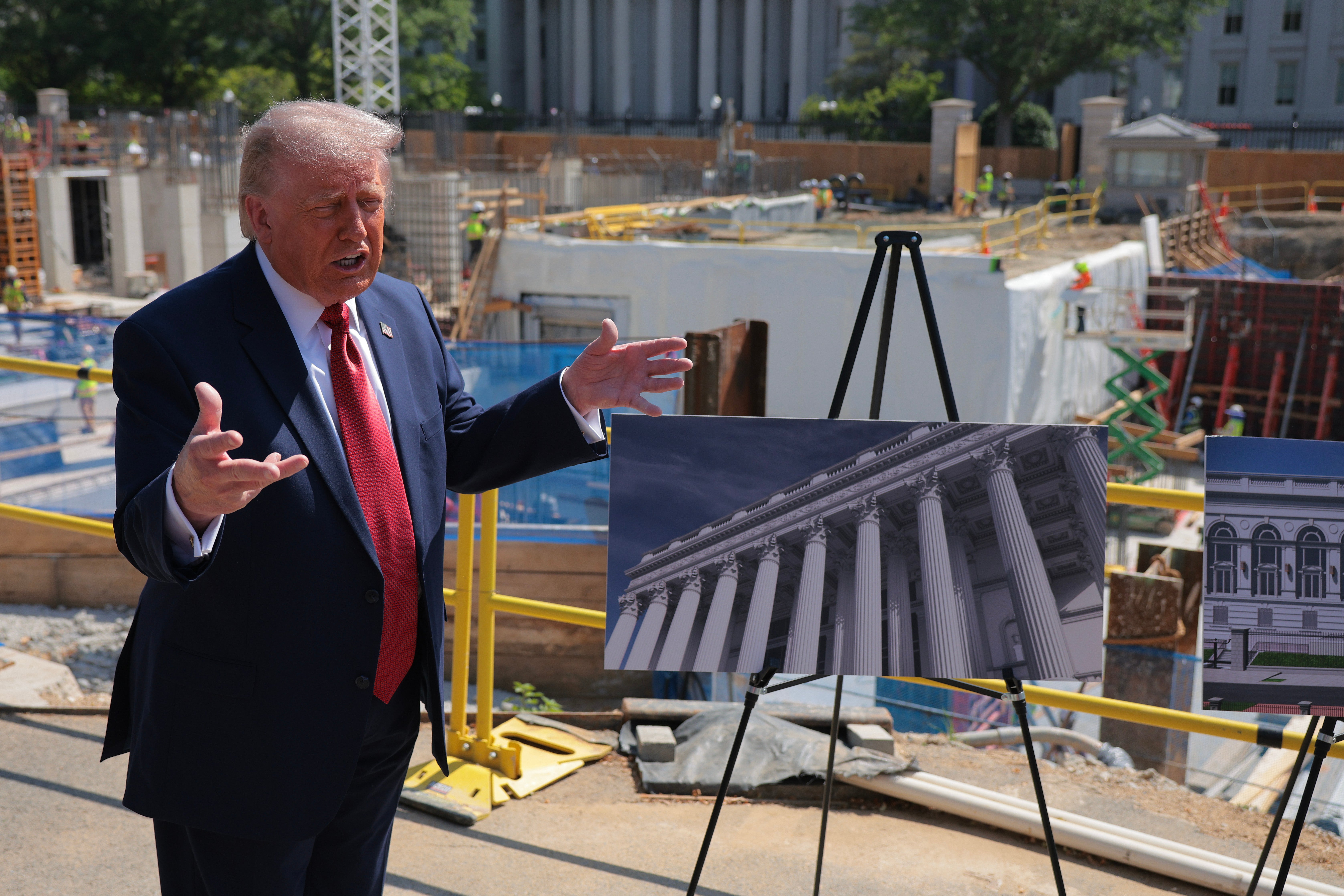 <p>Trump se dirigió a EE. UU. el martes a través de los periodistas desde la construcción en curso del salón de baile que tiene previsto instalar en la Casa Blanca, con el ruido de los martillos y las sierras eléctricas creando un estruendo constante</p>
