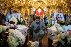 Ucrania llora a dos jóvenes muertas en ataque ruso