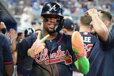 Acuña anota 3 veces en su regreso y los Bravos superan 8-4 a los Marlins