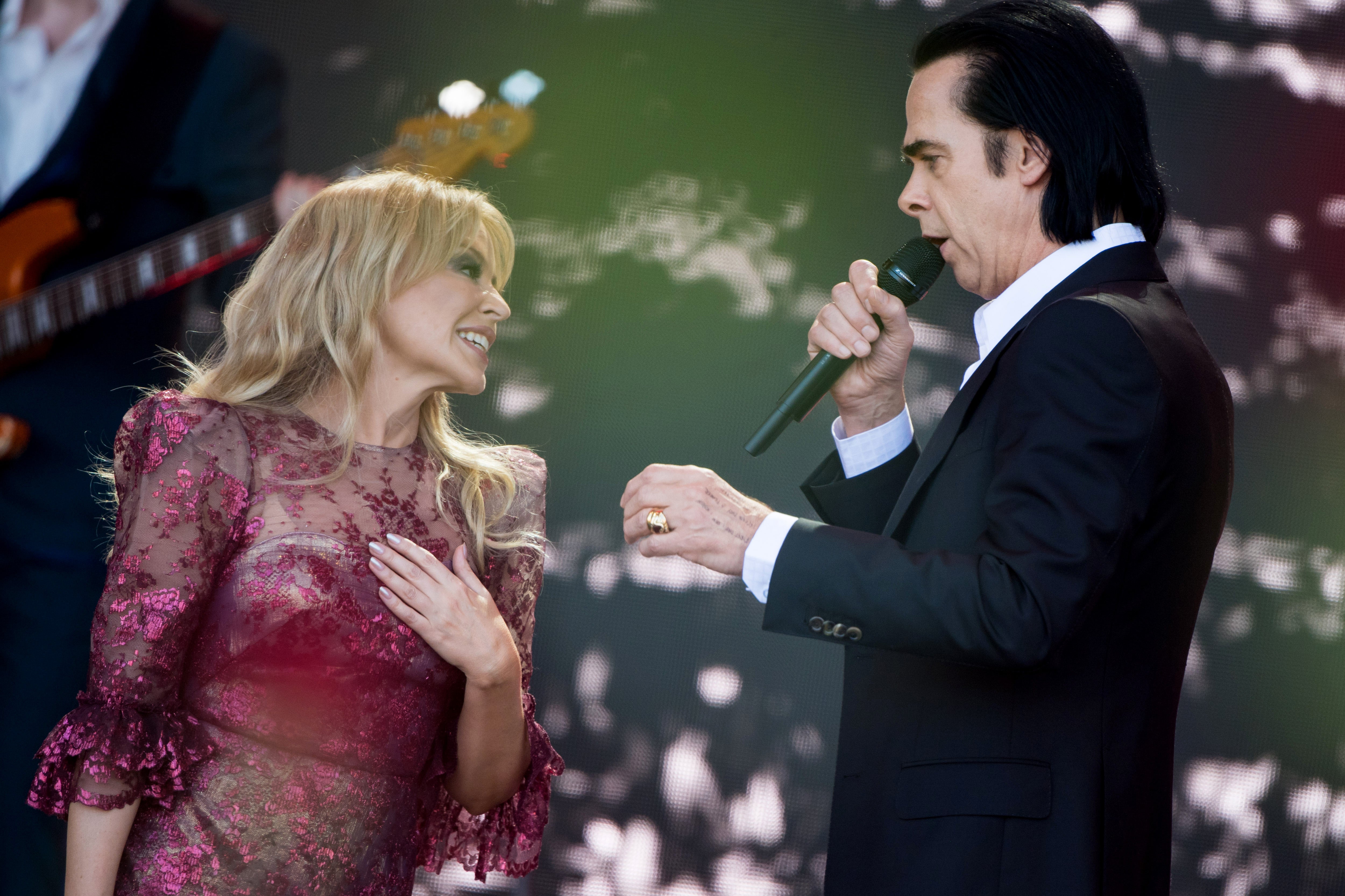 Minogue junto a Nick Cave durante su presentación en Glastonbury en 2019