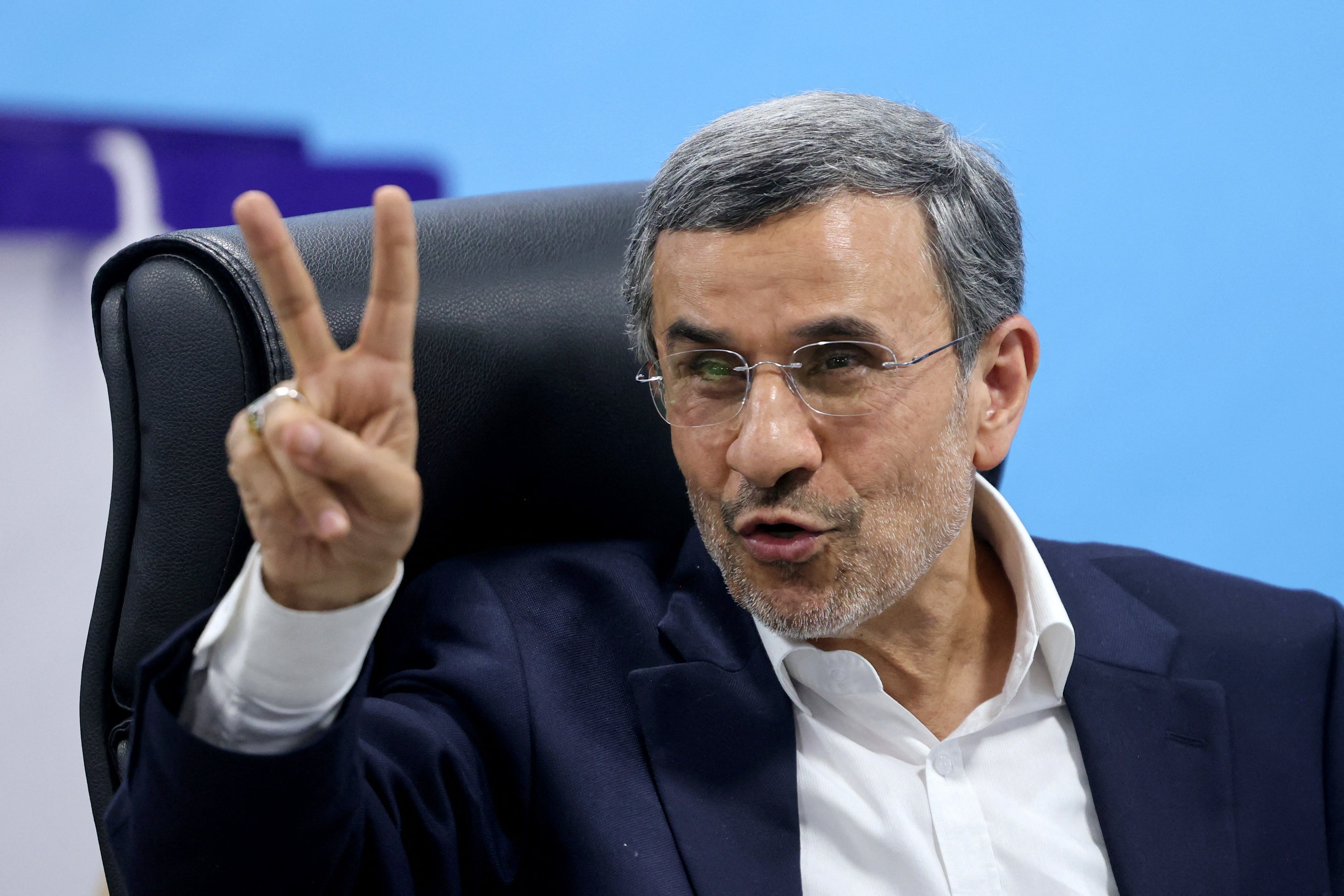 El expresidente iraní Mahmud Ahmadineyad hace el gesto de la victoria tras registrar su candidatura para las elecciones presidenciales de Irán en Teherán, el 2 de junio de 2024