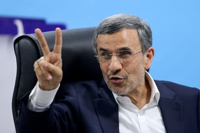<p>El expresidente iraní Mahmud Ahmadineyad hace el gesto de la victoria tras registrar su candidatura para las elecciones presidenciales de Irán en Teherán, el 2 de junio de 2024  </p>