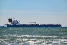 Reino Unido, aliado de Kiev, alivia sanciones al petróleo ruso ante alza de combustible por Irán