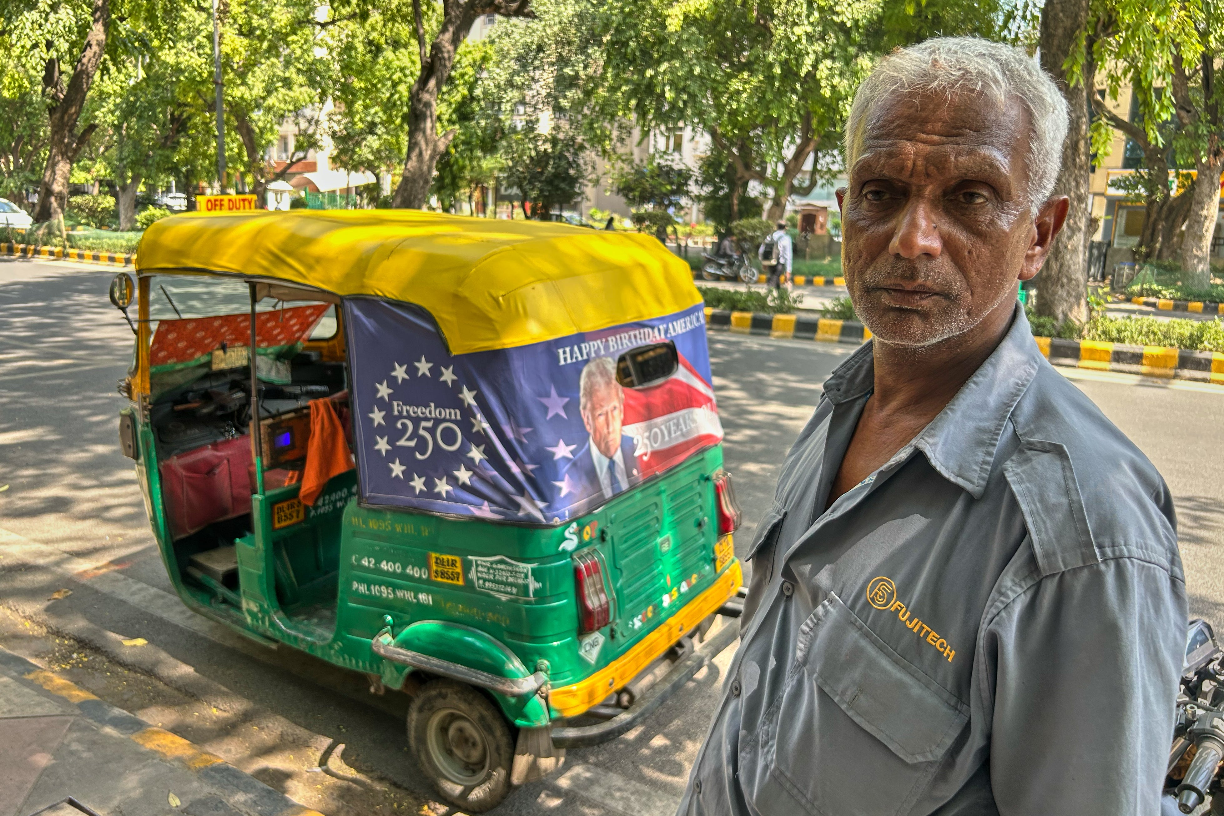 Trump en las calles de Nueva Delhi: la embajada celebra el aniversario de EEUU con lonas de rickshaw