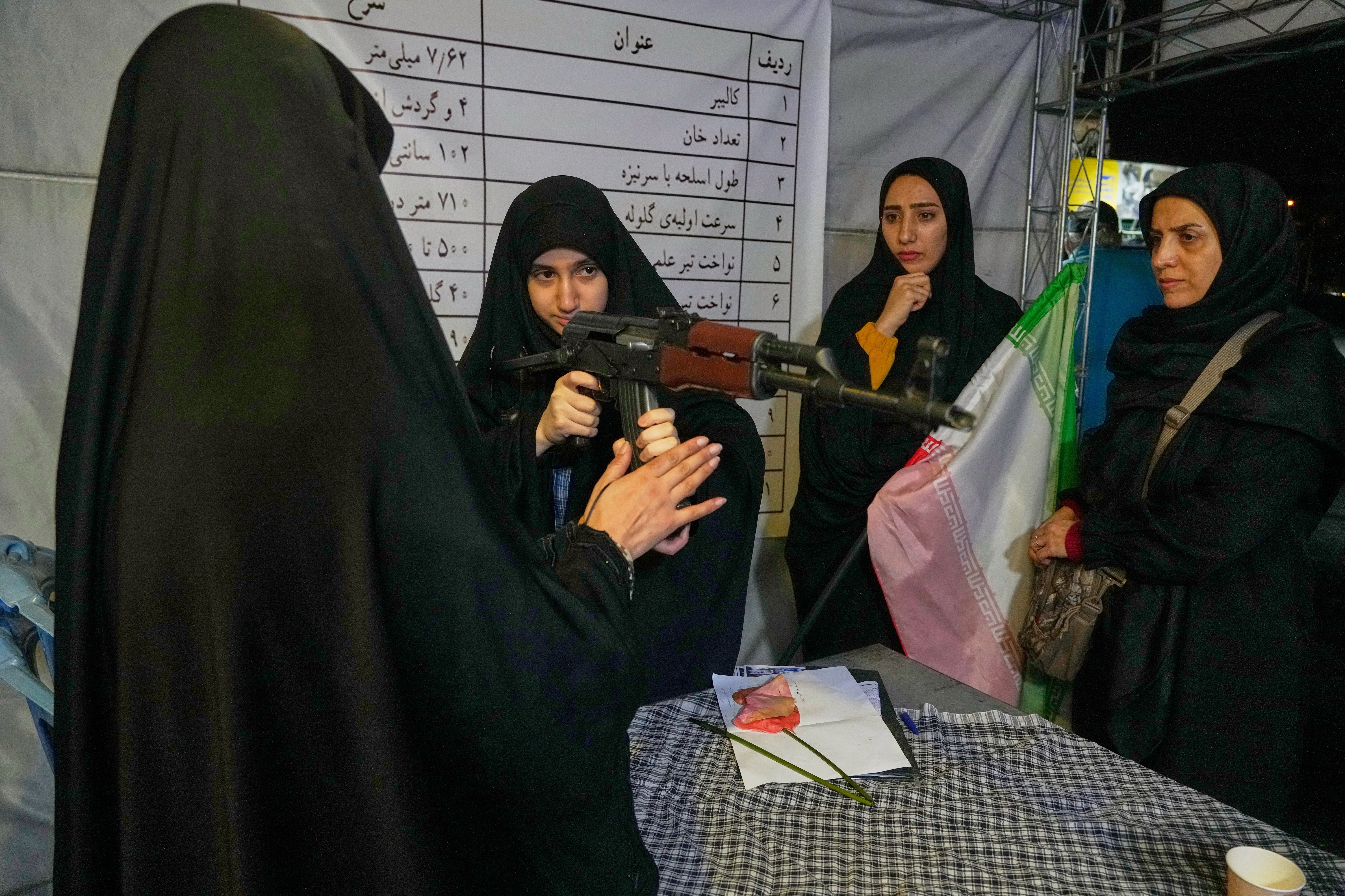 IRÁN-EXHIBICIONES DE ARMAS
