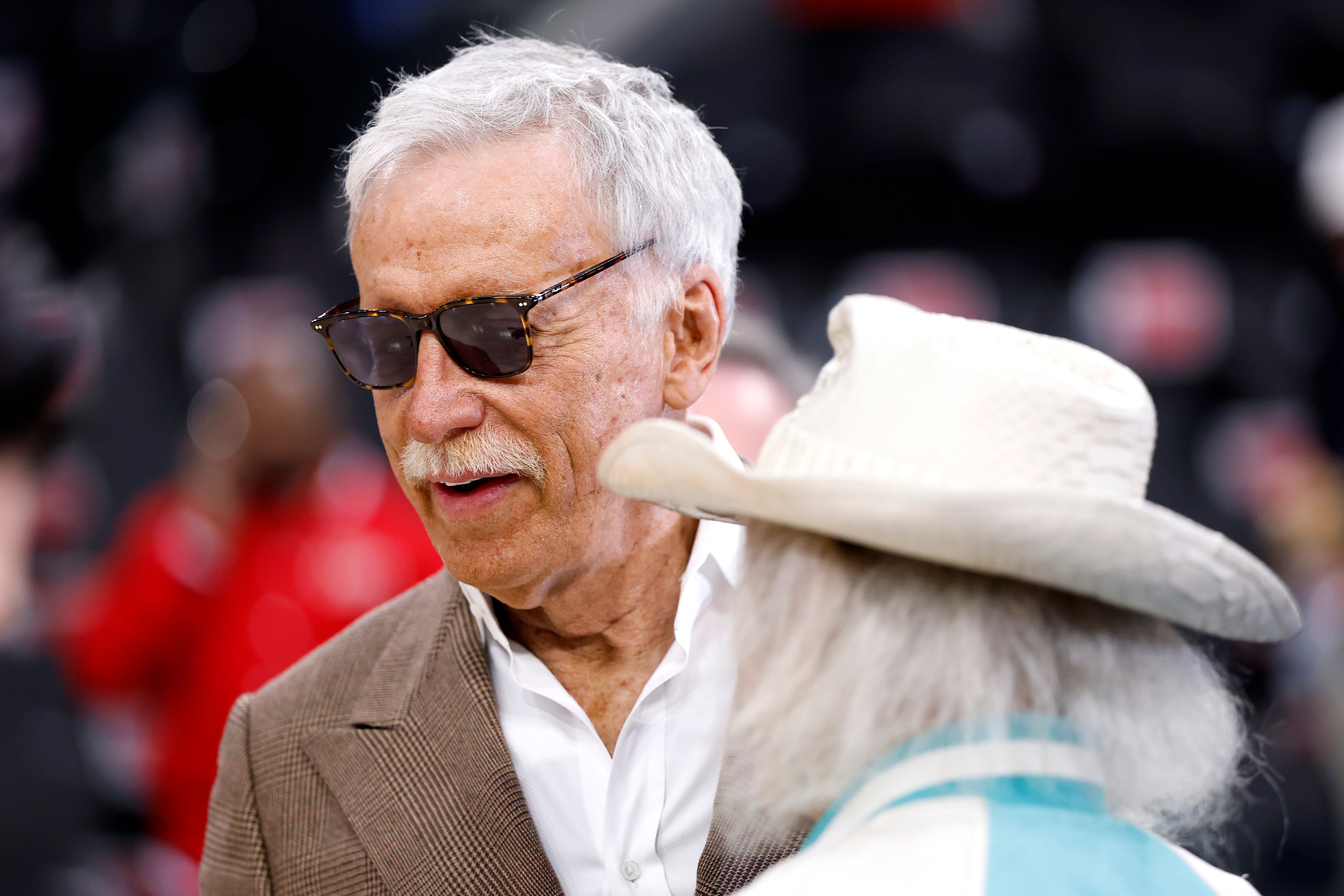 Kroenke conversa con un aficionado antes de que sus Denver Nuggets enfrentaran a Los Angeles Clippers en el Juego 3 de la primera ronda de los playoffs de la Conferencia Oeste de la NBA, en el Intuit Dome de Inglewood, California, el 24 de abril de 2025