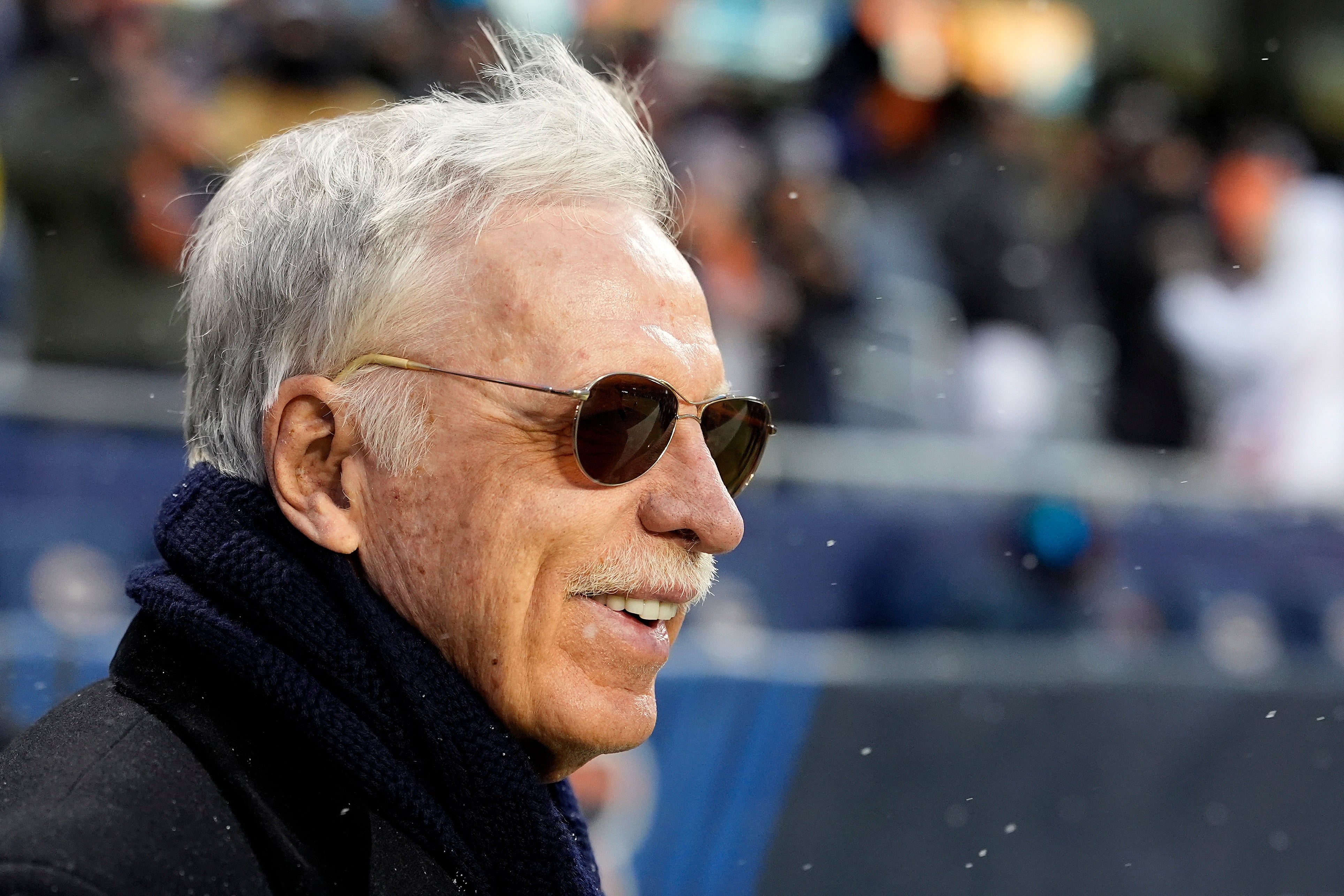 El campeonato de la Premier League conseguido por Arsenal es el más reciente triunfo sumado por el propietario del equipo, Stan Kroenke, visto aquí antes del partido de playoffs divisionales de la NFC entre sus Los Angeles Rams y los Chicago Bears el 18 de enero