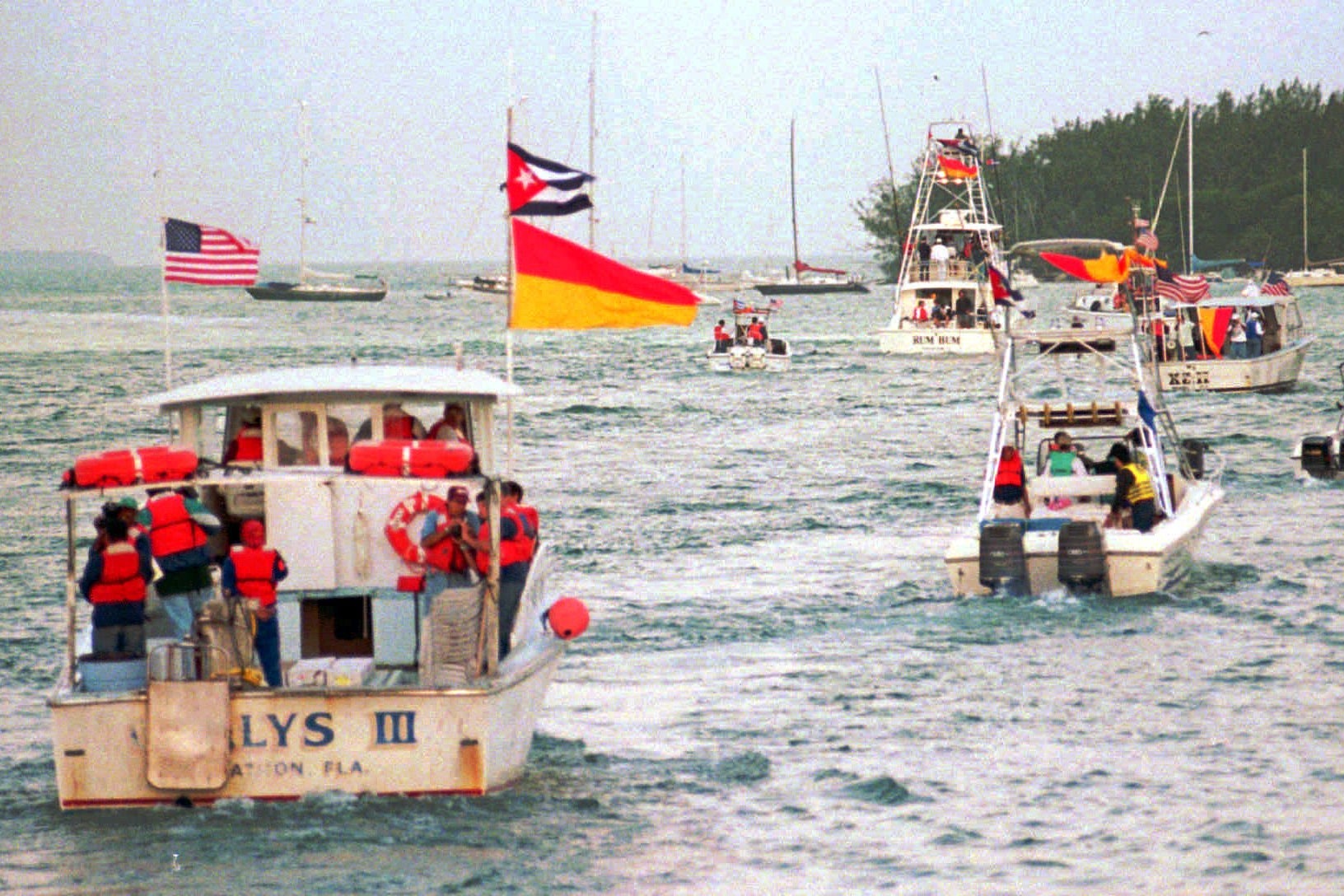 Algunas embarcaciones de la flotilla navegan hacia aguas abiertas el 2 de marzo de 1996 frente a Key West, Florida, con cubanoestadounidenses a bordo rumbo al lugar donde cazas cubanos derribaron dos aviones de Hermanos al Rescate
