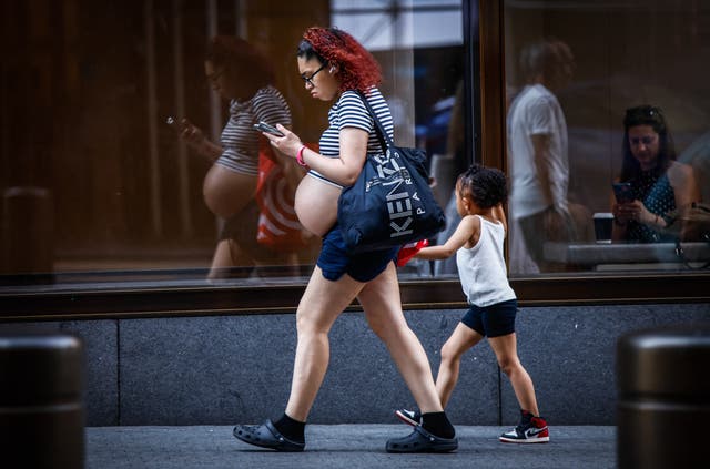 <p>Según un nuevo estudio, el riesgo de padecer enfermedades cardíacas puede aumentar incluso cuando las personas aún se encuentran en el útero. Estos hallazgos se suman a las pruebas cada vez más numerosas de que el riesgo puede transmitirse de una generación a otra</p>