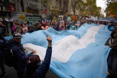 Manifestantes denuncian crisis sanitaria en Argentina por ajustes de Milei