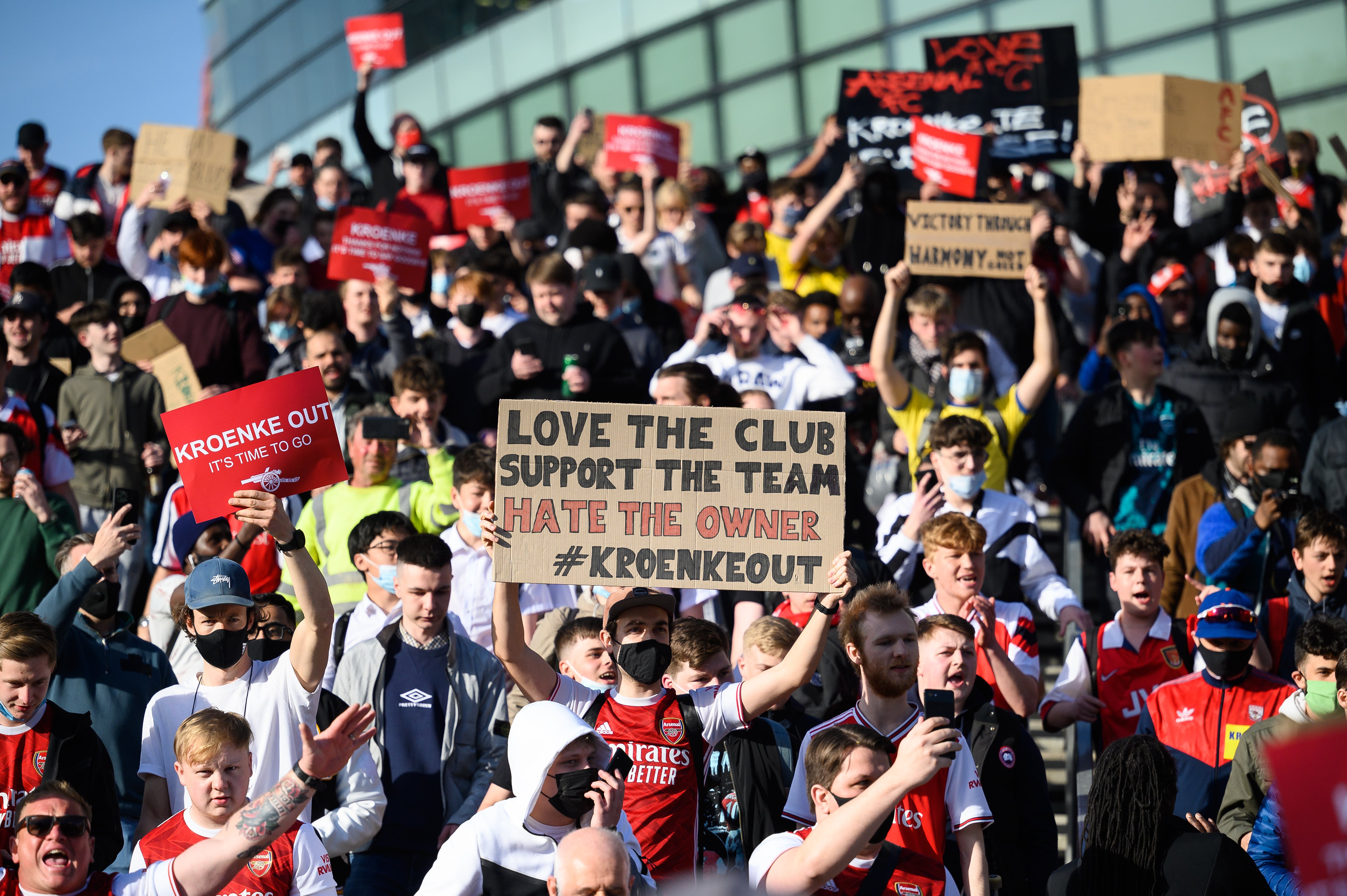 Kroenke ha enfrentado repetidas protestas de aficionados del Arsenal, vistos aquí cantando consignas y sosteniendo pancartas frente al Emirates Stadium en Londres, Inglaterra, el 23 de abril de 2021
