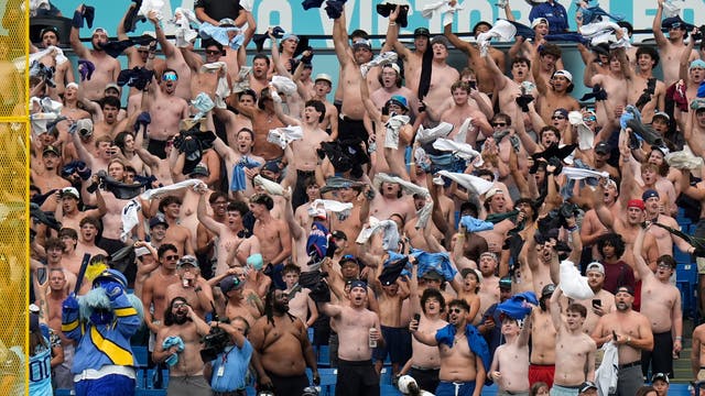 FANÁTICOS SIN CAMISETA