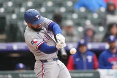 Un rally frenético en la novena impulsa a los Rangers a vencer 5-4 a los Rockies