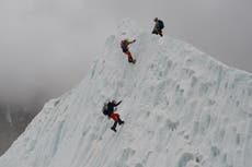 Un récord de 274 alpinistas escala el Everest en un solo día
