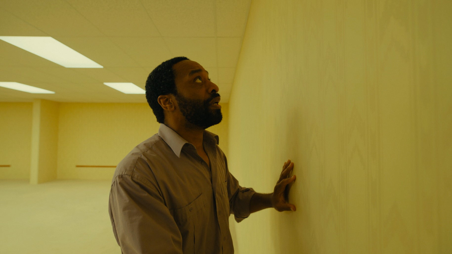 Chiwetel Ejiofor se adentra en los Backrooms en la inquietante ópera prima de Kane Parsons