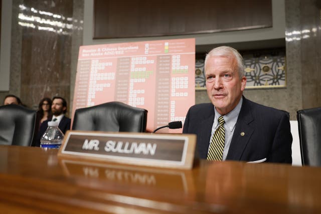 <p>El senador de Alaska Dan Sullivan pidió a sus seguidores dinero para la gasolina en un correo electrónico destinado a recaudar fondos, tras haber expresado su apoyo a la guerra de Trump contra Irán, que disparó el precio mundial del combustible, según un nuevo informe</p>