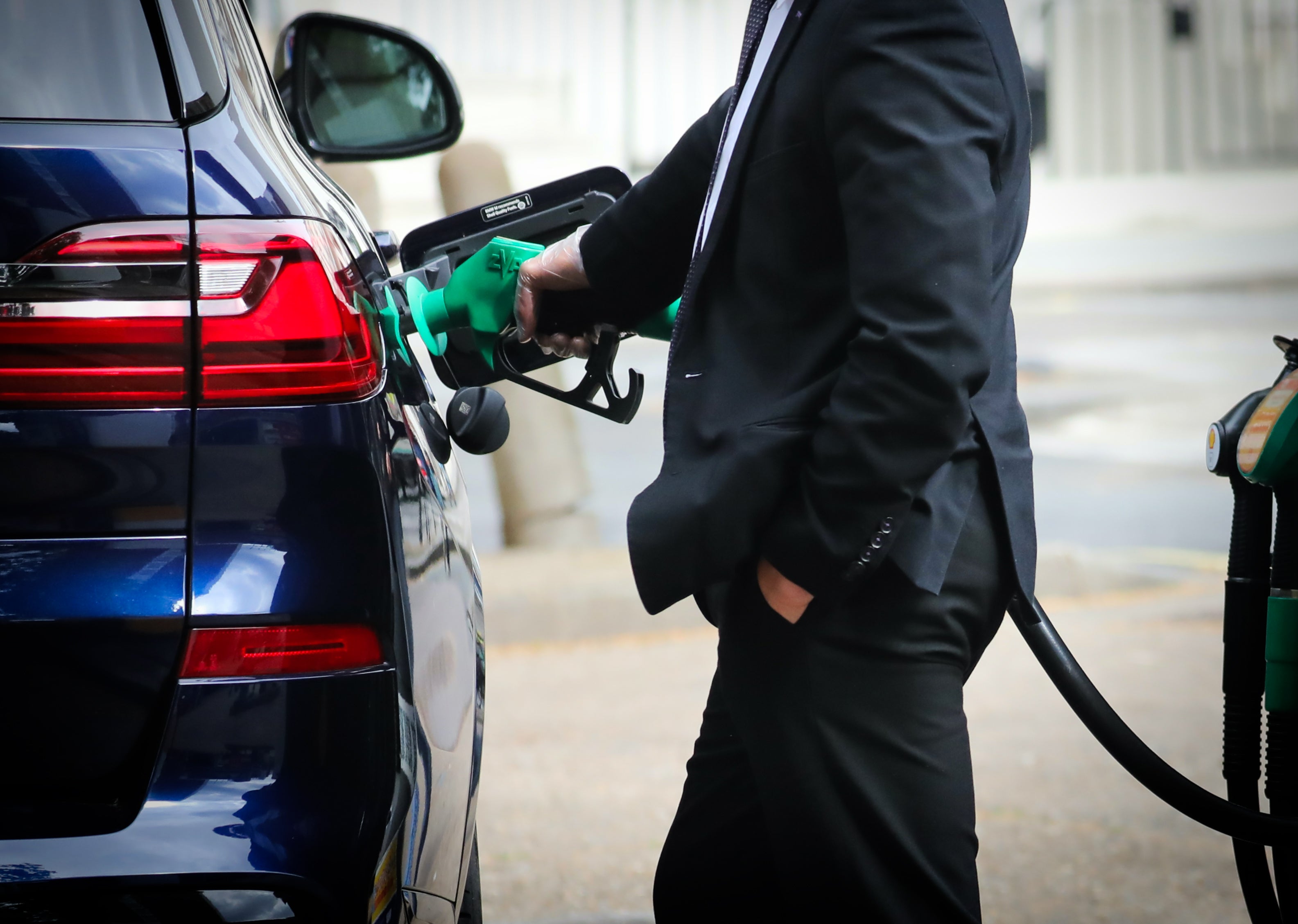 El jueves, el precio medio nacional del galón de gasolina se situó en $4,56, frente a los $2,98 de dos días antes del inicio de la guerra, según la AAA