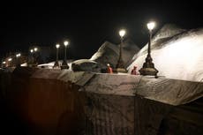 Artista francés JR inicia su gigantesca 'cueva' inflable sobre el puente más antiguo de París