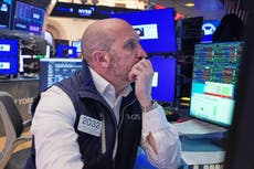 Wall Street baja tras un repunte de los precios del petróleo