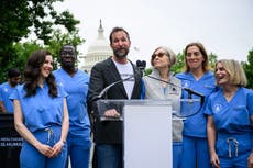Figura de ‘The Pitt’ marcha por la reforma del sistema de salud