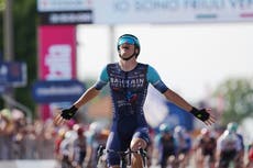 Segaert sorprende con fuga tardía para su 1ra victoria de etapa en una gran vuelta del Giro