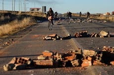 Policía de Bolivia despeja una ruta central tras choque con manifestantes