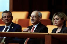 Tribunal turco ordena destituir a líder de principal partido de oposición