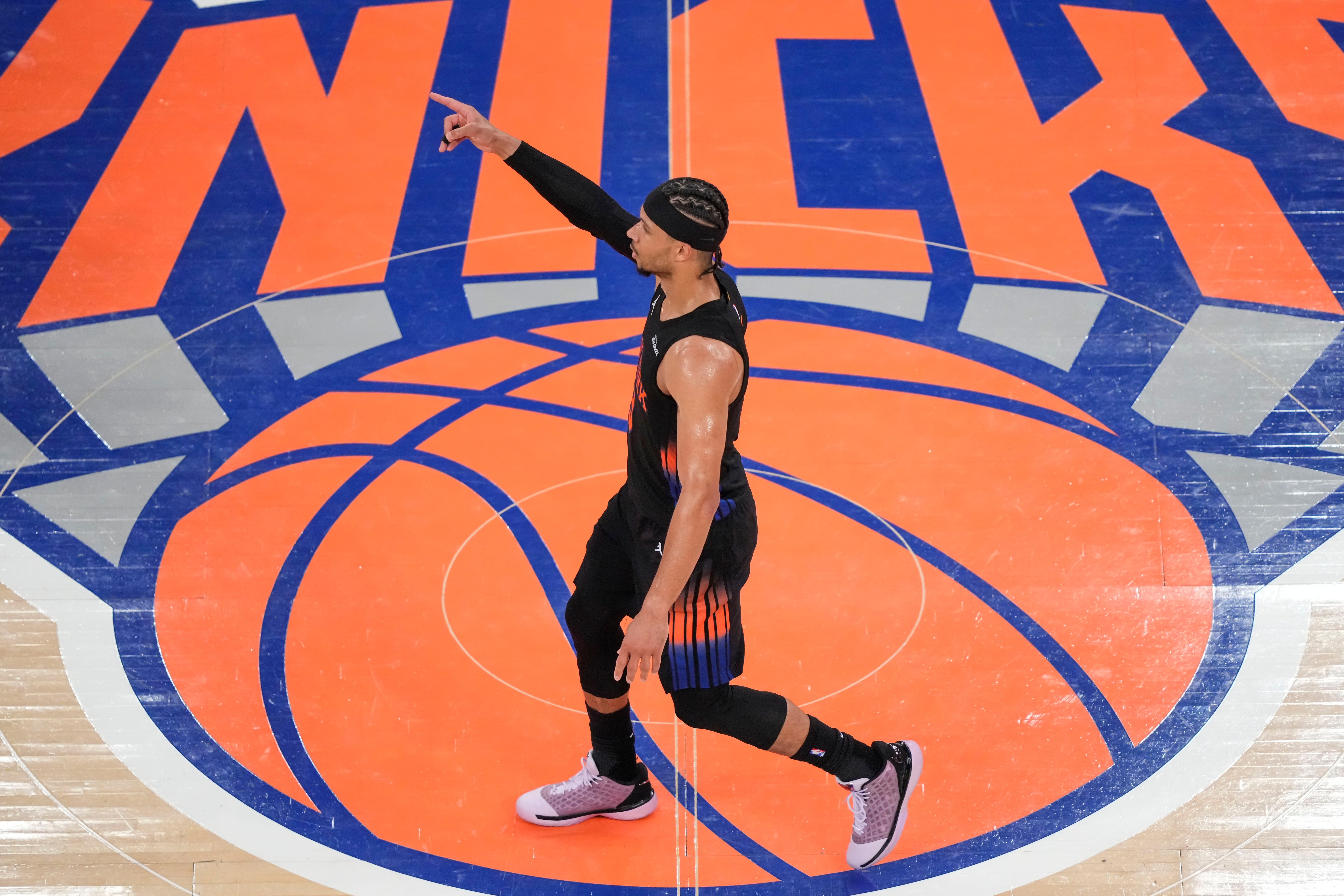 Hart anota 26 y Knicks quedan a 2 triunfos de las Finales de la NBA al vencer 109-93 a Cavs
