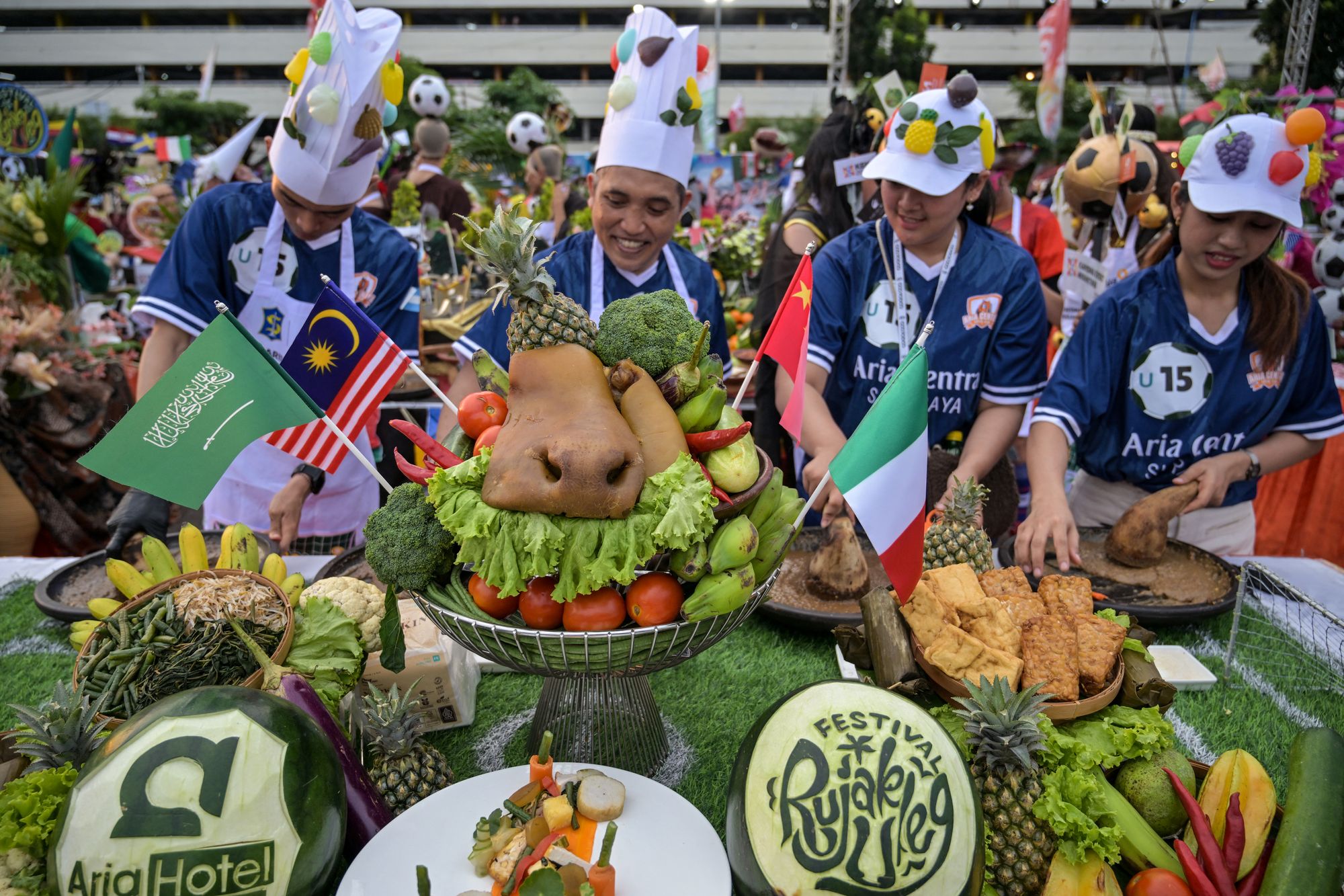 Inspectores sanitarios fueron enviados a restaurantes, camiones de comida e incluso carpas temporales para garantizar el cumplimiento de las normas de salud e higiene. En la imagen, participantes vestidos con uniformes de fútbol participan en un festival en Indonesia para celebrar la próxima Copa Mundial de la FIFA