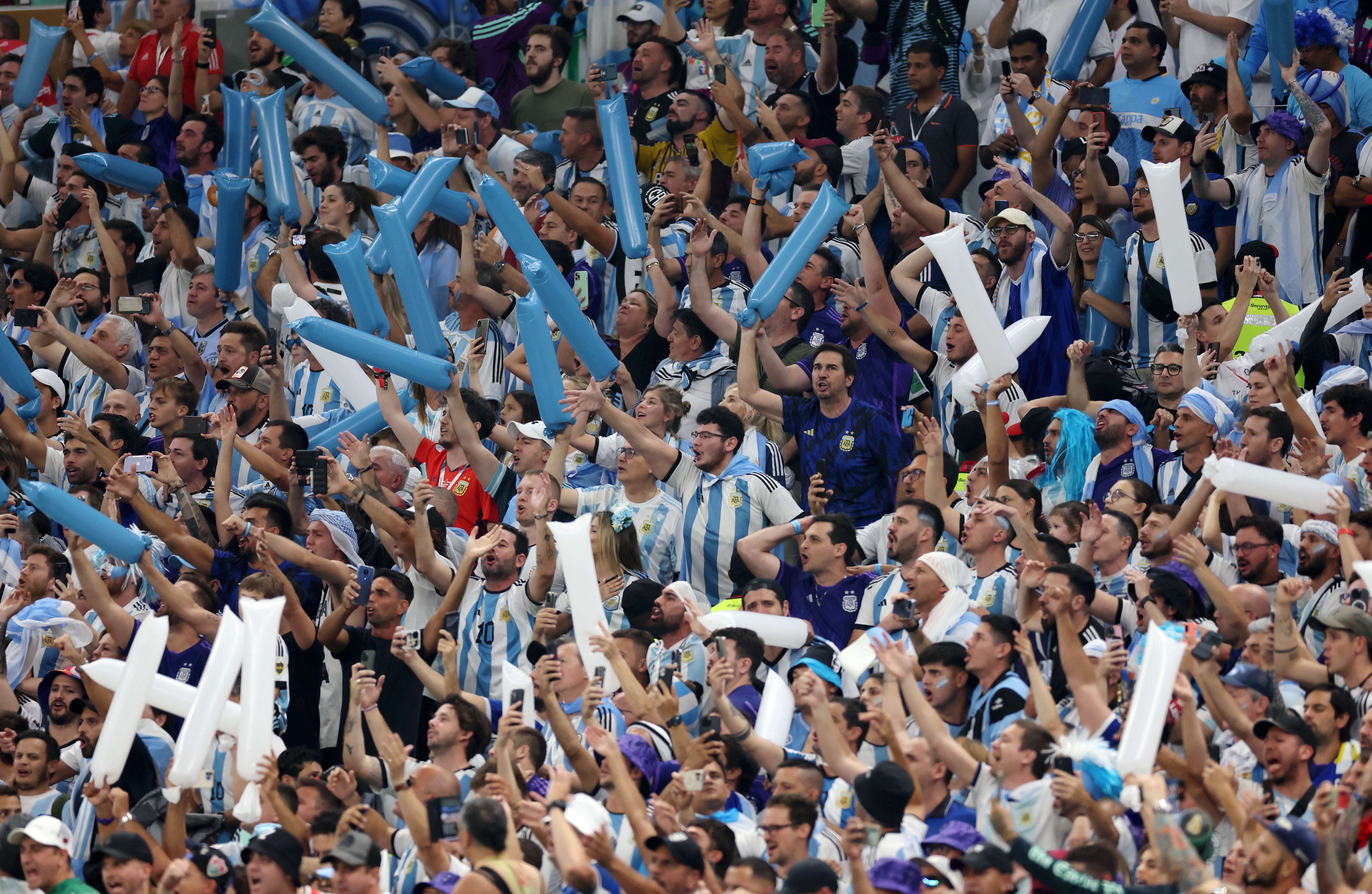 El calor extremo es otro de los riesgos que las autoridades siguen de cerca, ya que los partidos se disputarán en verano y en varias ciudades de clima cálido. En la imagen, aficionados muestran su apoyo antes de la final de la Copa Mundial de la FIFA Qatar 2022 entre Argentina y Francia