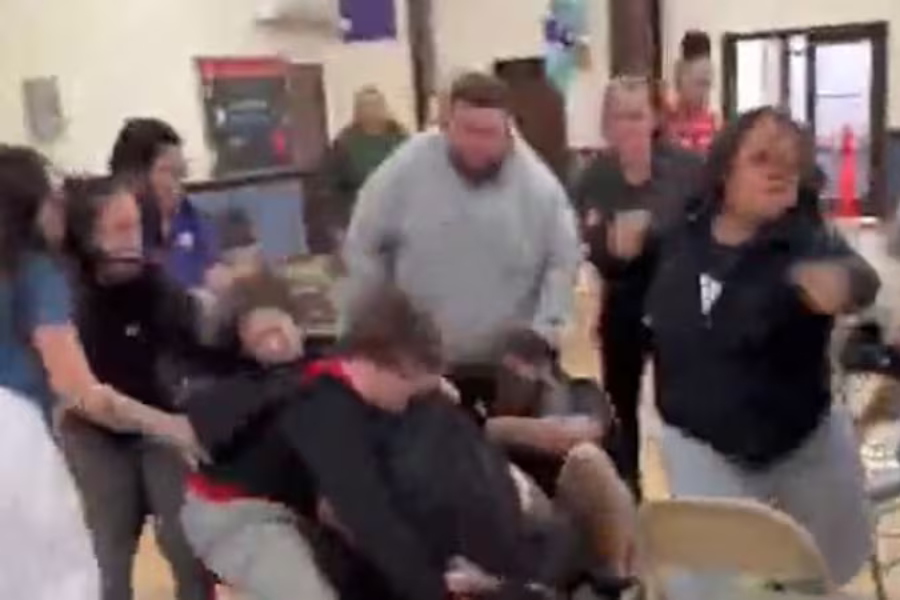 Una mujer fue acusada de atacar a otra durante una ceremonia de graduación de jardín de infantes en la escuela Queen of Apostles School el jueves. Según las autoridades, la agresora presuntamente tomó a la víctima del cabello y le golpeó la cabeza contra una silla, provocándole heridas que requirieron puntos de sutura
