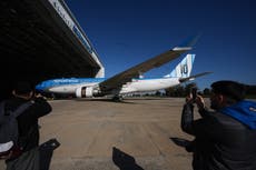 Avión que transportará a la selección argentina durante el Mundial de fútbol se pone la "10"