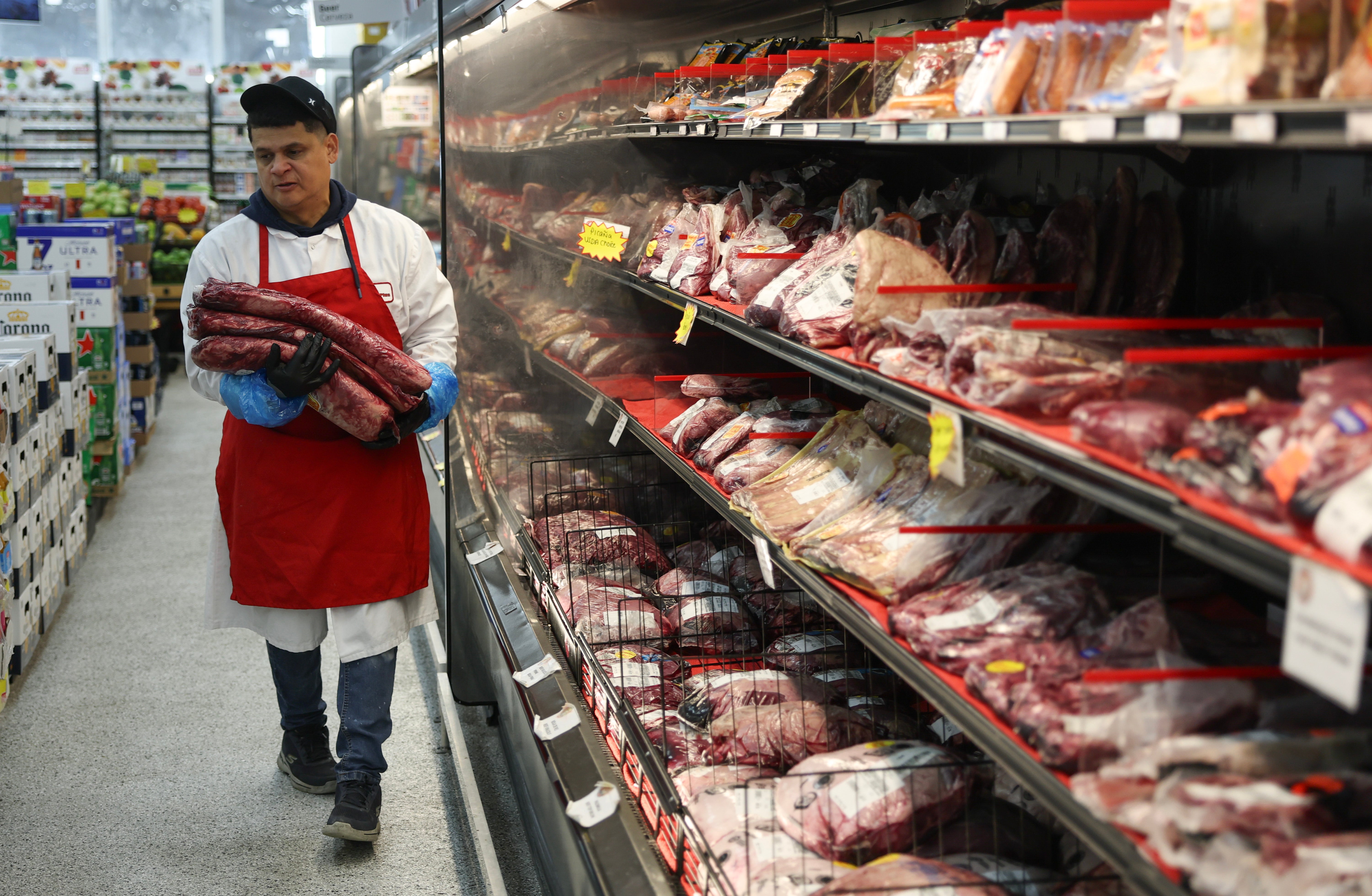 Marlo Ramírez transporta cortes de carne para preparar un pedido en una tienda de comestibles de Miami, Florida, en julio del año pasado. Según investigaciones recientes, comer carne vacuna todos los días podría no ser tan perjudicial como se creía anteriormente