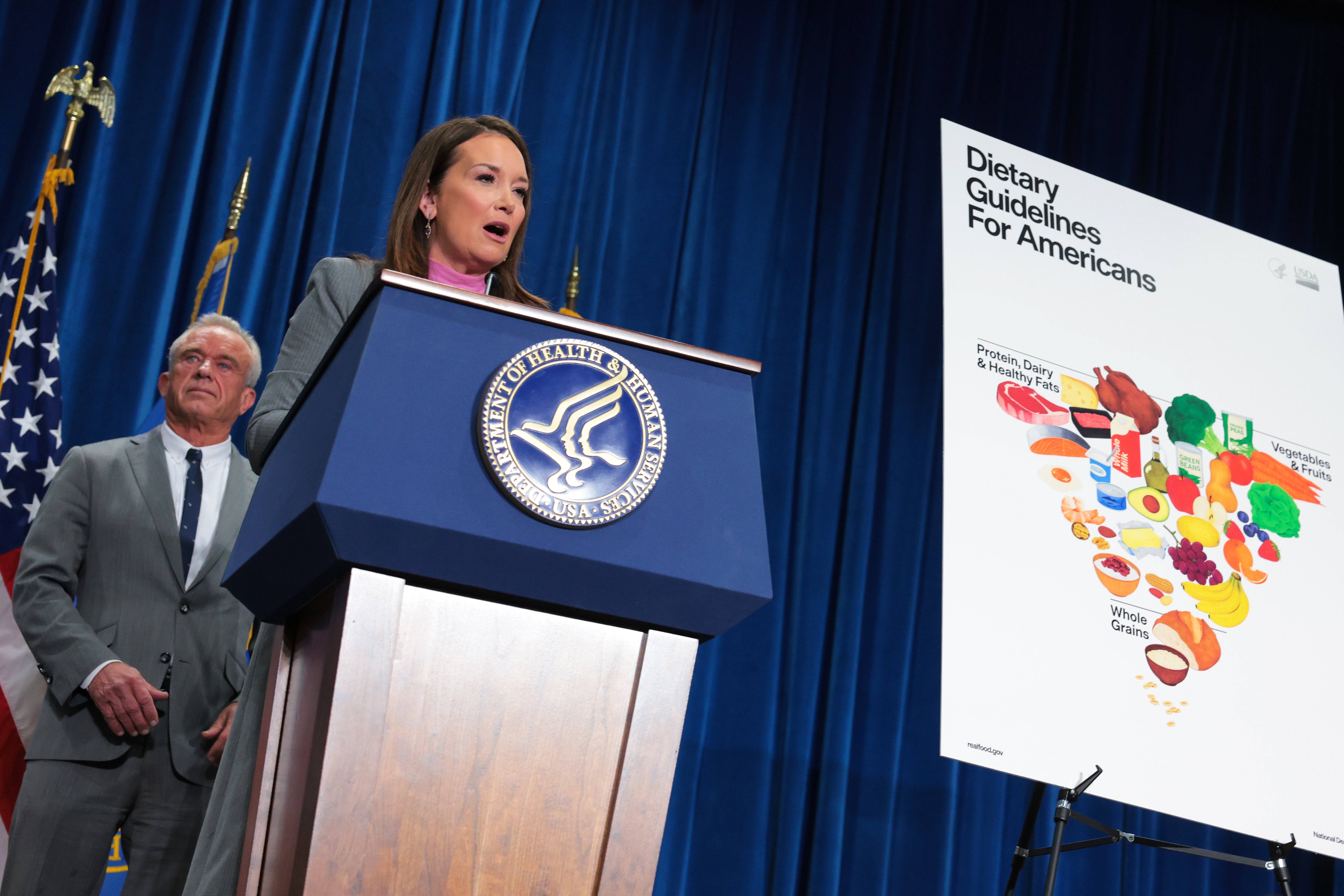 La secretaria de Agricultura de Estados Unidos, Brooke Rollins, habla durante el anuncio de nuevas guías alimentarias el pasado enero, mientras el secretario de Salud y Servicios Humanos, Robert F. Kennedy Jr., observa a su lado. Las nuevas recomendaciones colocan la proteína animal en la cima de la pirámide alimentaria