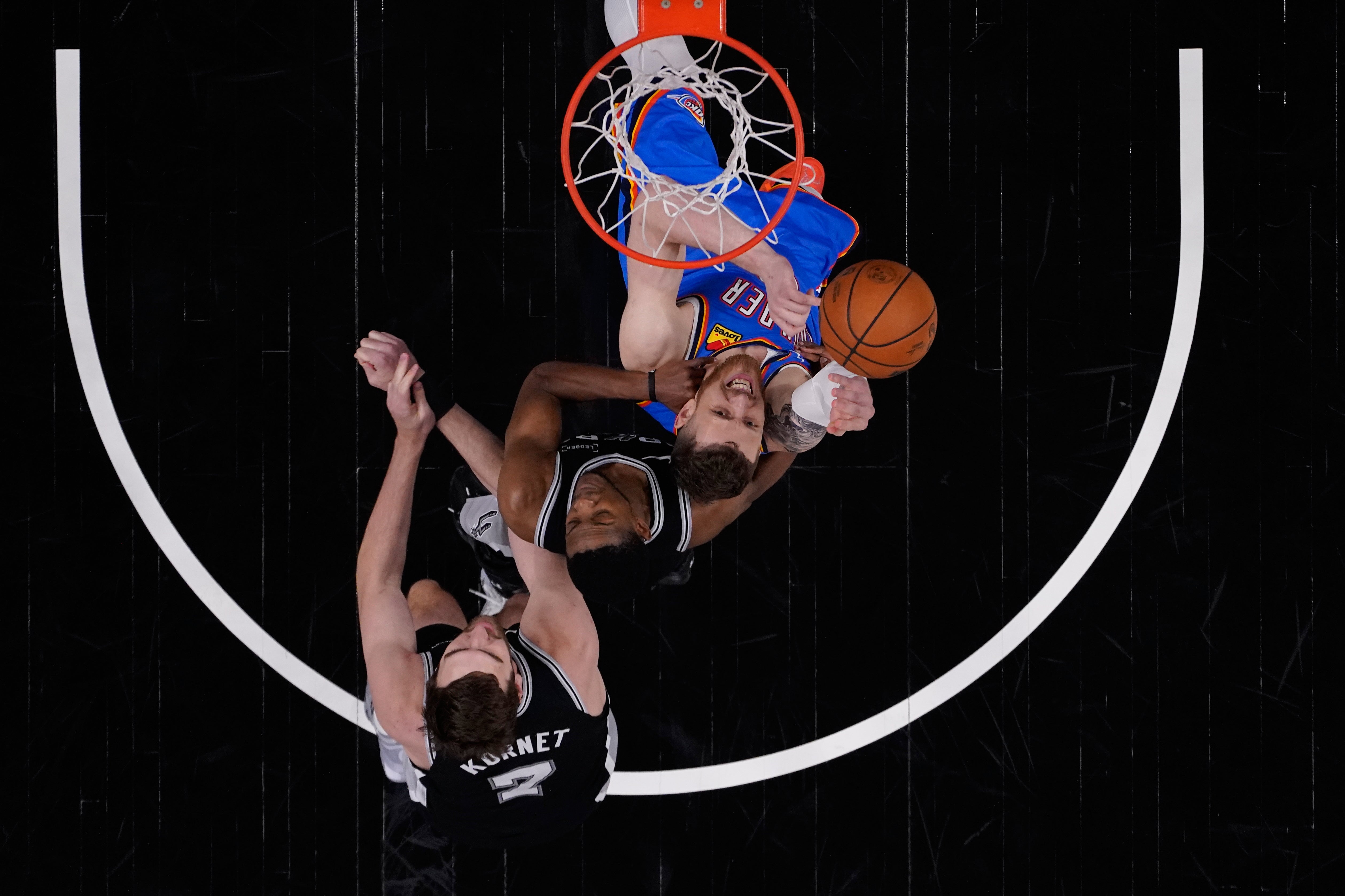Gilgeous-Alexander y la banca llevan a Thunder a victoria ante Spurs y a ventaja de 2-1 en la serie