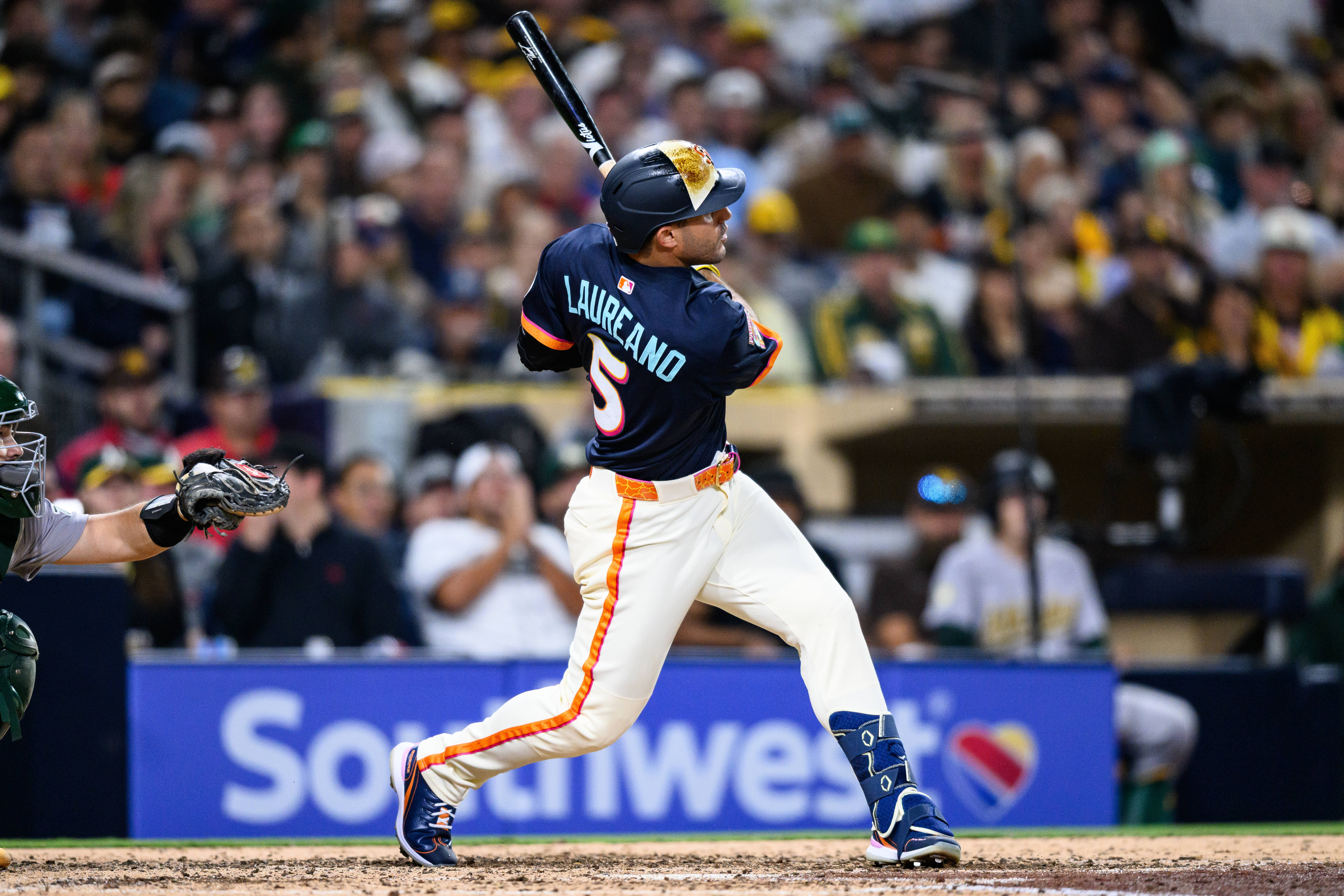 Laureano conecta el jonrón del desempate y los Padres vencen 7-3 a los Atléticos