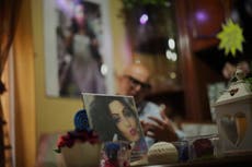 León visita la "Tierra de los fuegos" en Italia mientras familias piden justicia por hijos muertos